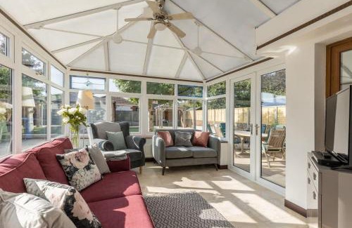 Hamworthy House | Lake Retreat - Short Walk to Hamworthy Beach and Park