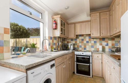 Hamworthy House | Lake Retreat - Short Walk to Hamworthy Beach and Park