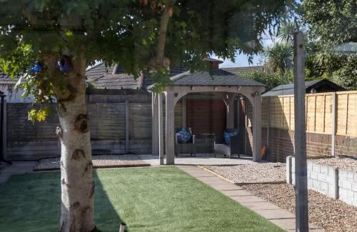 Hamworthy House | Lake Retreat - Short Walk to Hamworthy Beach and Park