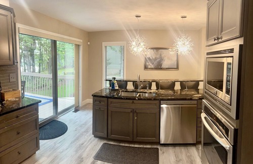 Baldwin House | Lake Retreat with spa & private beach! 😎🏝