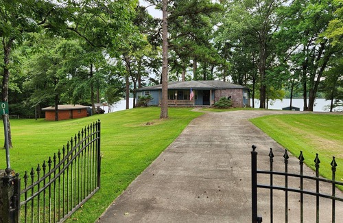Perryville House | Lake Shore Retreat