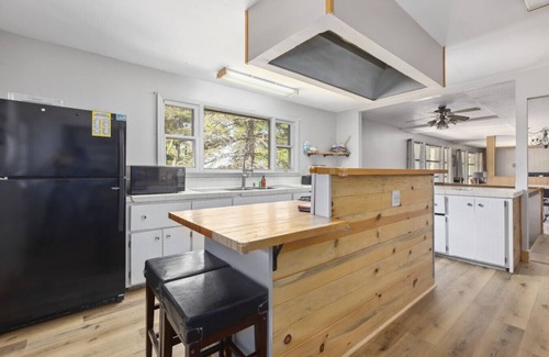 Emily Cabin | Lake Side Resort! 3 Buildings, sleeps 57! Sandy Beach, Game Room & More!
