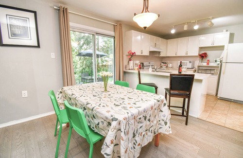 Alcona Cottage | Lake Simcoe 4BR Home – Ideal for Families & Group Getaways