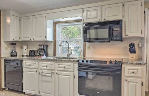 Milledgeville House | Lake Sinclair Cottage with Deck & Boat Dock!