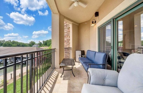 Westlake Corner Condo | LAKE Stardust - Condo with pool ! Pet friendly