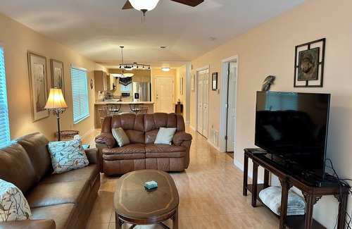 Gulf Breeze House | Lake Stay Beach Play - Charming 2-bedroom house in fabulous Gulf Breeze