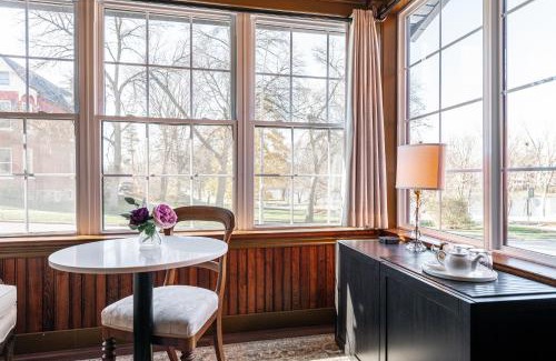 Stratford Apartment | Lake Suite with Sunroom by Henry House Stays