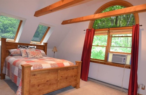 Mount Sunapee House | Lake Sunapee Retreat & Hot Tub Heaven!!!