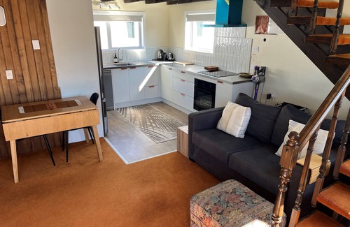 Taupo House | Lake Taupo Views - lake front location