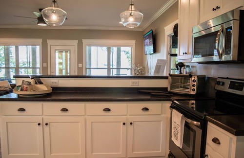 Groveoak Cottage | Lake Therapy Cottage On the Water. WIFI