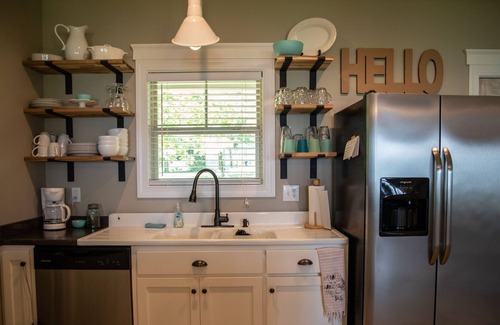Groveoak Cottage | Lake Therapy Cottage On the Water. WIFI