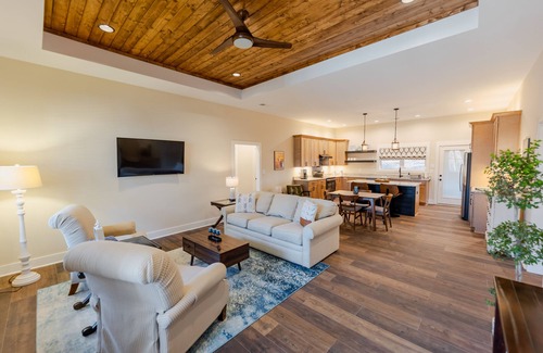 Mount Gilead House | Lake Tillery Retreat. Walk to Marina.