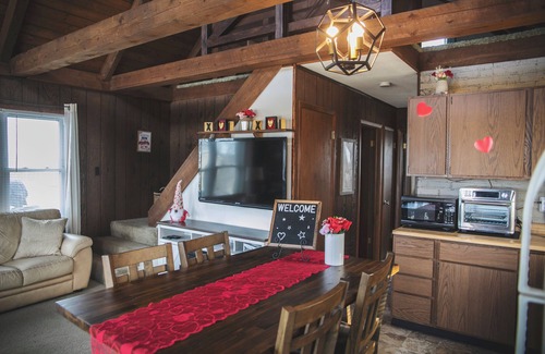 Hingham Cabin | Lake & Trail Getaway - Perfect for a Fall getaway!