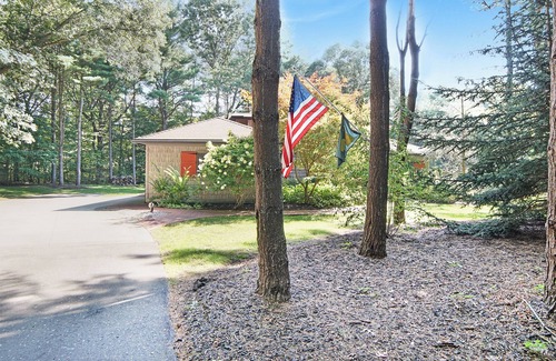 Saugatuck Villa | Lake Trail Lodge Oasis With Private Hot Tub; short bike to downtown Saugatuck!