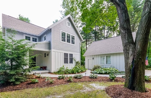 Saugatuck Villa | Lake Trail Treehouse