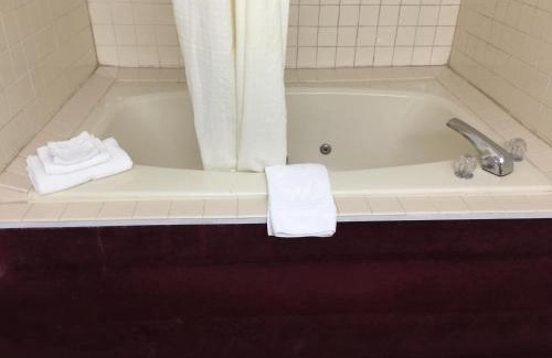 Marion Hotel | Lake Tree Inn & Suites