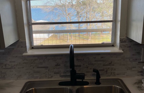 Onalaska House | Lake View and sunrises! New kayak,SUP! pet friendly.