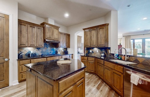 Lakeway Condo | Lake-view condo with balcony in resort community - on-site spa, bar, & dining