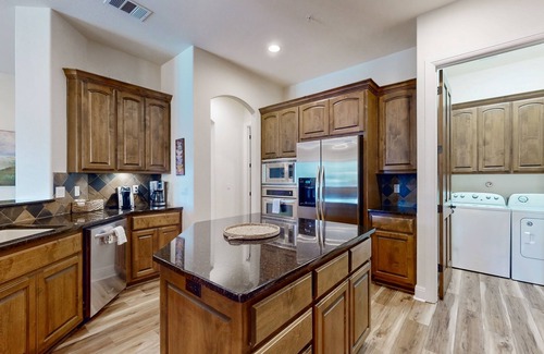 Lakeway Condo | Lake-view condo with balcony in resort community - on-site spa, bar, & dining