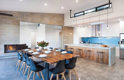Quindalup House | Lake View Contemporary Comforts meets Nature