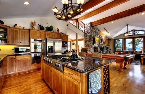 Tahoe Village House | Lake View Cozy Holiday Getaway! 10% Off EarlyBird booking! Perfect for Christmas