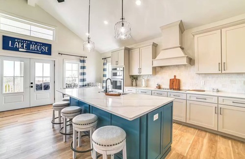 Grand Rivers House | Lake View + Deck: Group Getaway in Grand Rivers!