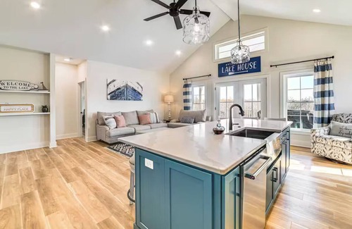 Grand Rivers House | Lake View + Deck: Group Getaway in Grand Rivers!