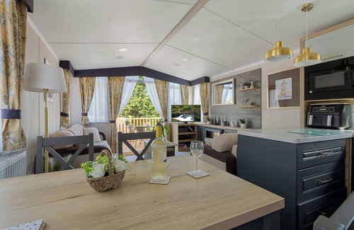 Cheriton Bishop Ski Chalet | Lake View Escape-Fishing,Heated Pool 500yrds away