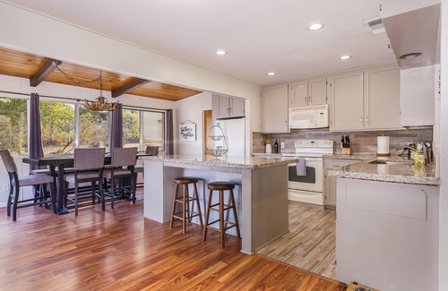 Oakhurst House | Lake View Hideaway Near Yosemite & Bass Lake