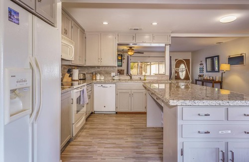 Oakhurst House | Lake View Hideaway Near Yosemite & Bass Lake