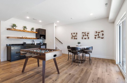 Hollister House | Lake View-Hot Tub-Cmty Outdoor Pool-Foosball-Arcades-Free Attraction Tickets