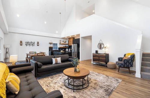 Hollister House | Lake View-Hot Tub-Cmty Outdoor Pool-Foosball-Arcades-Free Attraction Tickets
