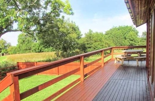 Shepton Mallet Cabin | LAKE VIEW LODGE, family friendly, with a garden in Shepton Mallet