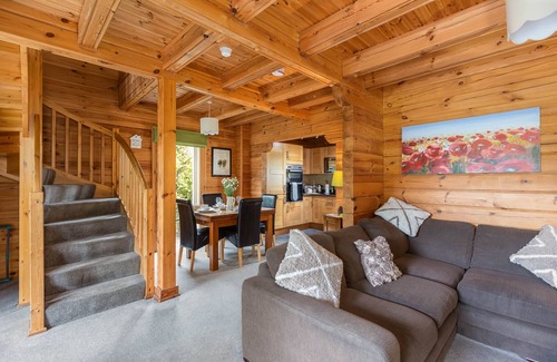 Carlton Miniott Cottage | Lake View Lodge with Hot Tub