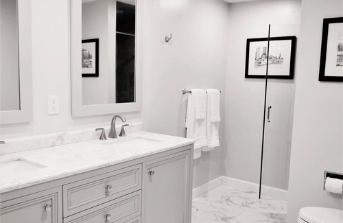 Kenmore House | Lake View New Guest Suite in Golf Course w/King Bed