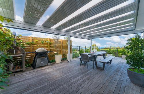 Hilltop House | Lake View Retreat - lake views with BBQ & Pizza Oven
