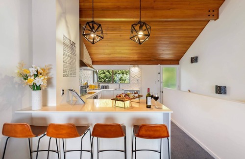 Fernhill House | LAKE VIEW SPACIOUS ALPINE TOWNHOUSE