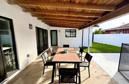 Hialeah House | Lake View Villa