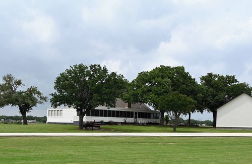 Buchanan Dam House | Lake View Villas at Buchanan Dam. A Farmhouse Villa on the Water!