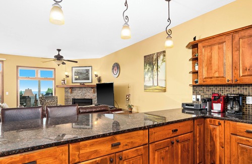 Lutsen House | Lake views throughout. Next to golf, hiking/biking trails and winery.