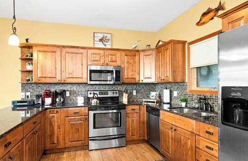 Lutsen House | Lake views throughout. Next to golf, hiking/biking trails and winery.