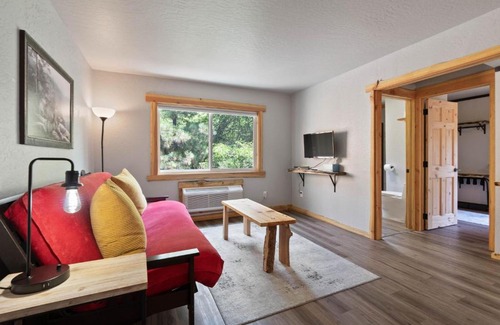 Fernan Lake Village Hotel | Lake Village Lodge Room 6