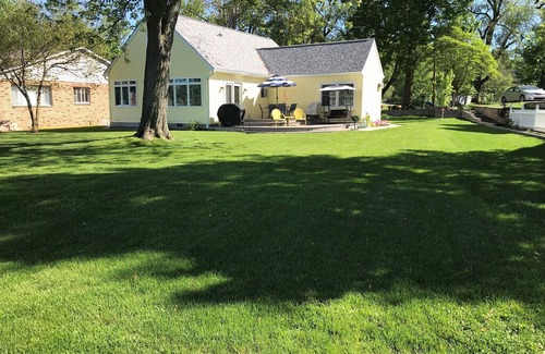 Syracuse Cottage | Lake Wawasee Conklin Bay in Oakwood Resort with Dock for your Boat