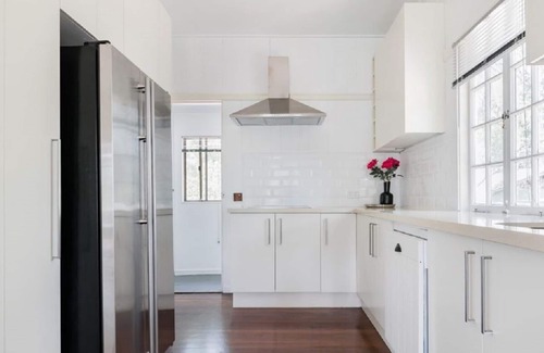 Peregian Beach Cottage | Lake Weyba Noosa Lodge & friendly kangaroos
