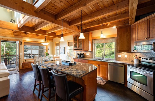 Bellingham House | Lake Whatcom Water Front/3 Acres/Kayak/Boards/Wood Fireplace