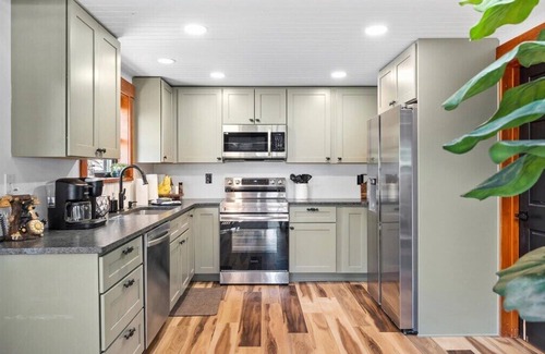 Oakland House | LakeAccess 4BR DeckSlide OD Movies HotTub Kayaks