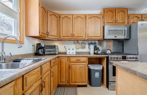 Leamington Cottage | LakeErie Private Beach Cottage 8KM from Point Pelee
