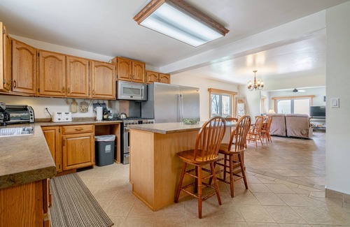Leamington Cottage | LakeErie Private Beach Cottage 8KM from Point Pelee