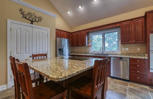 Caryville House | LAKEFRONT, 10 BEDROOMS, 5.5 BATHS, SLEEPS 32, Dock, TWIN COVE MARINA. 6 mins I75