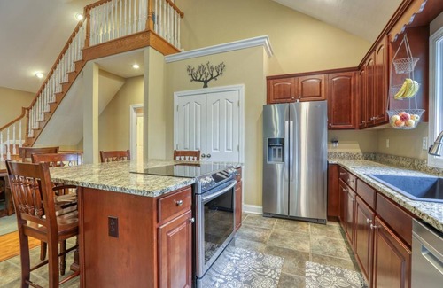 Caryville House | LAKEFRONT, 10 BEDROOMS, 5.5 BATHS, SLEEPS 32, Dock, TWIN COVE MARINA. 6 mins I75